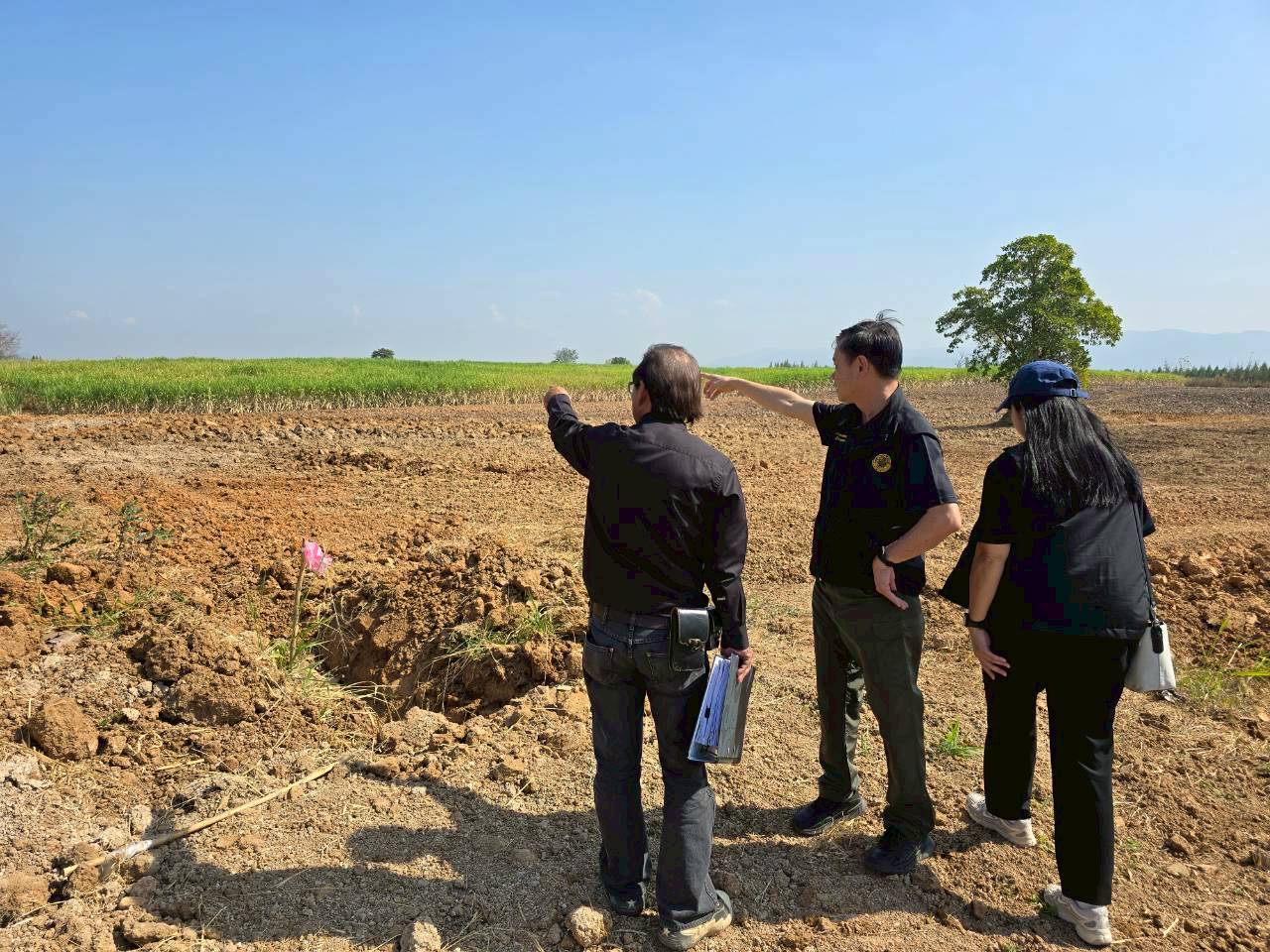 title - ส.ป.ก.เพชรบุรี ร่วมลงพื้นที่โครงการแก้ไขปัญหาที่ดินทำกินเกษตรกรสภาประชาชน 4 ภาค เพื่อติดตามความก้าวหน้าการดำเนินงานด้านการพัฒนาแหล่งน้ำในเขตปฏิรูปที่ดิน (สระ9)